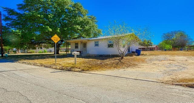 2-bedroom rental at 910 Plum St in Floresville, TX — photo 2