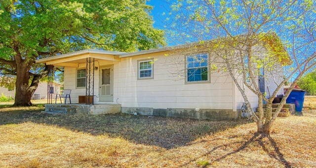 2-bedroom rental at 910 Plum St in Floresville, TX — photo 3