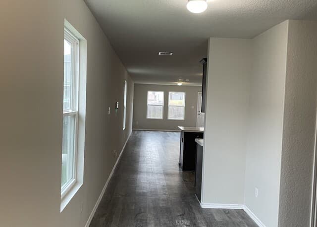 4-bedroom rental at 8507 Amistad Cove in San Antonio, TX — photo 3