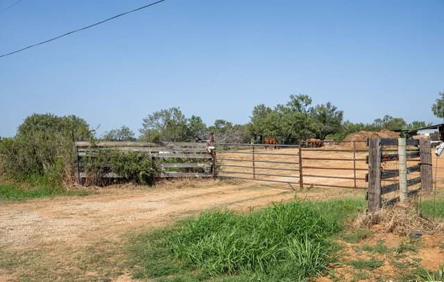 rental at 3285 Pittman Rd in St Hedwig, TX — photo 5