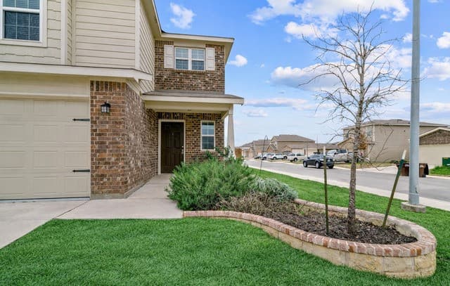 4-bedroom rental at 12042 Silver Light in San Antonio, TX — photo 3