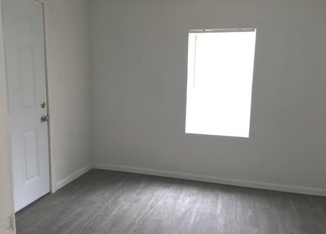 rental at 123 W Mitchell in San Antonio, TX — photo 2