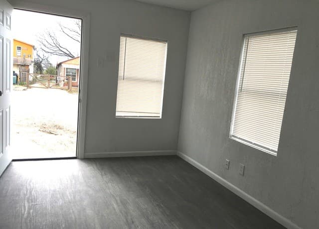 rental at 123 W Mitchell in San Antonio, TX — photo 3