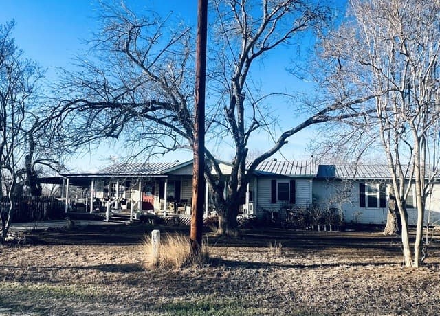 3-bedroom rental at 521 Cr 7713 #1 in Devine, TX — photo 2