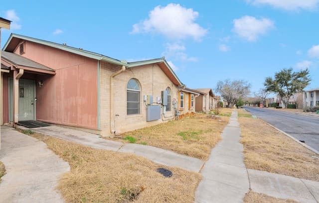 2-bedroom rental at 1229 Klondike in San Antonio, TX — photo 2
