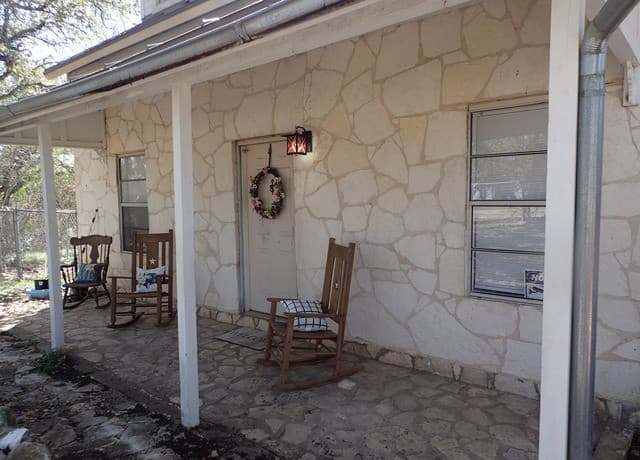 2-bedroom rental at 3351 County Road 265 in Mico, TX — photo 2