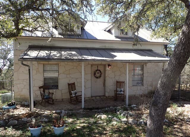 2-bedroom rental at 3351 County Road 265 in Mico, TX — photo 3