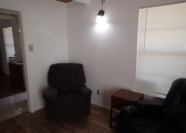 2-bedroom rental at 3351 County Road 265 in Mico, TX — photo 5
