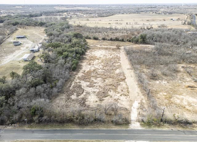 rental at 14119 Wheeler Rd in Atascosa, TX — photo 5