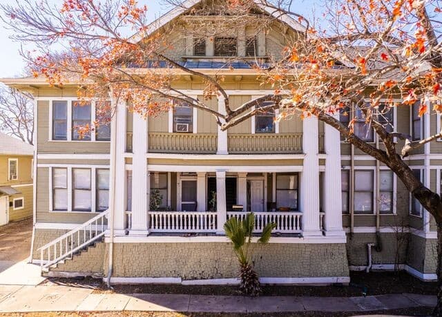rental at 124 E Ashby Pl in San Antonio, TX — photo 1