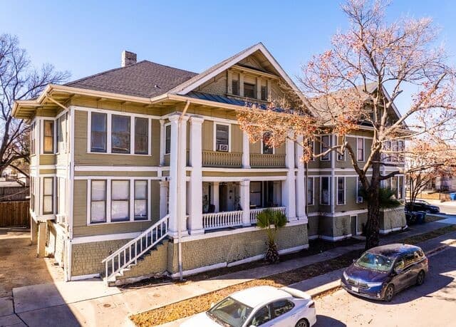 rental at 124 E Ashby Pl in San Antonio, TX — photo 2