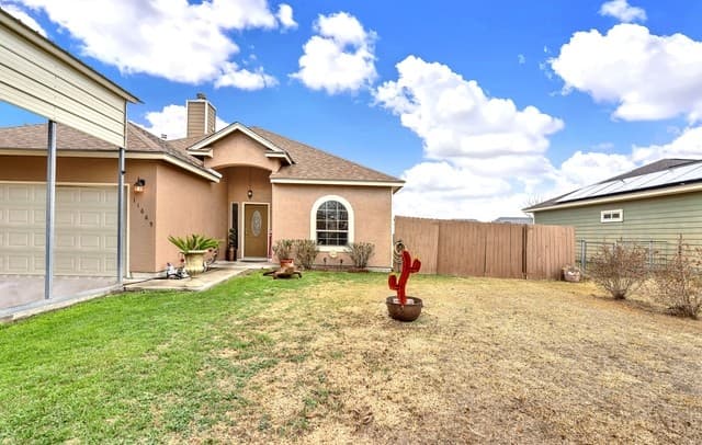 3-bedroom rental at 11669 Flores in LaCoste, TX — photo 2