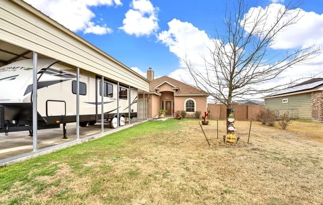 3-bedroom rental at 11669 Flores in LaCoste, TX — photo 3
