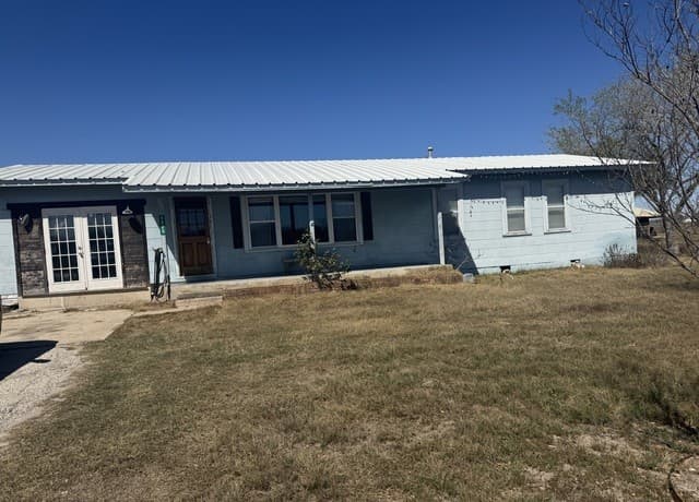 4-bedroom rental at 1325 Sh-80 in Karnes, TX — photo 1