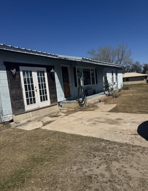 4-bedroom rental at 1325 Sh-80 in Karnes, TX — photo 3