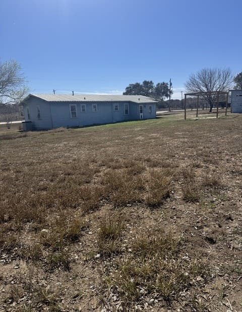 4-bedroom rental at 1325 Sh-80 in Karnes, TX — photo 4