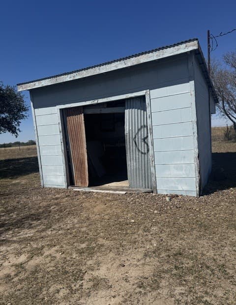 4-bedroom rental at 1325 Sh-80 in Karnes, TX — photo 5