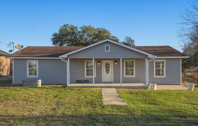 3-bedroom rental at 7924 County Road 128 in Floresville, TX — photo 1