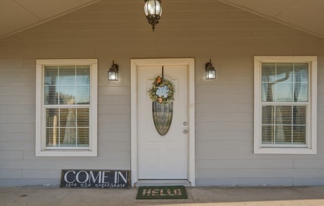 3-bedroom rental at 7924 County Road 128 in Floresville, TX — photo 4