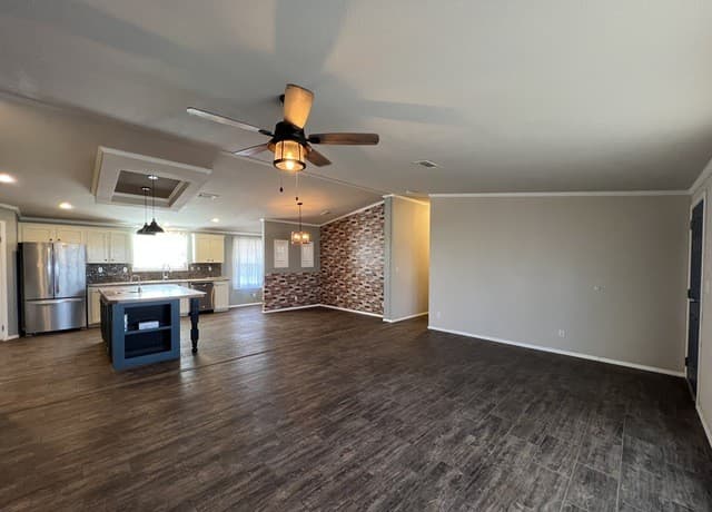 4-bedroom rental at 376 County Road 5702 in Natalia, TX — photo 5