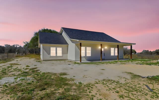 3-bedroom home for sale at 374 County Road 124 in Floresville TX