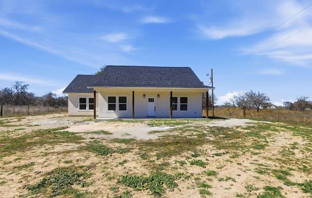 Home for sale at 374 County Road 124 in Floresville, TX — photo 2