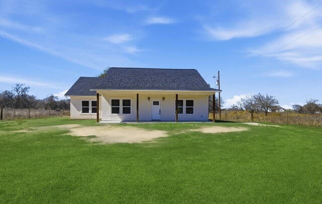 Home for sale at 374 County Road 124 in Floresville, TX — photo 3