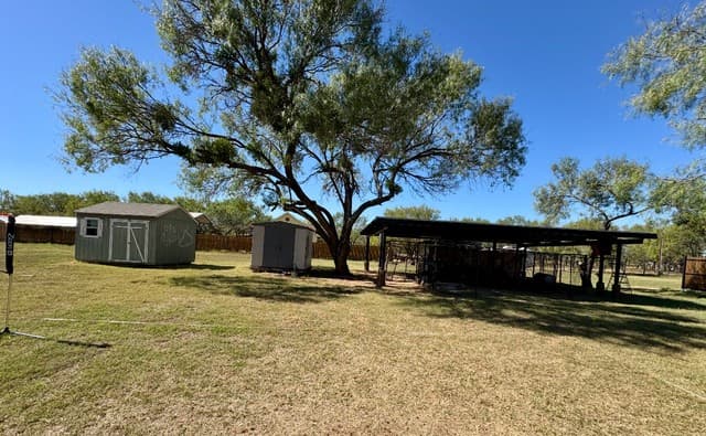 5-bedroom rental at 5980 Smith in Von Ormy, TX — photo 4