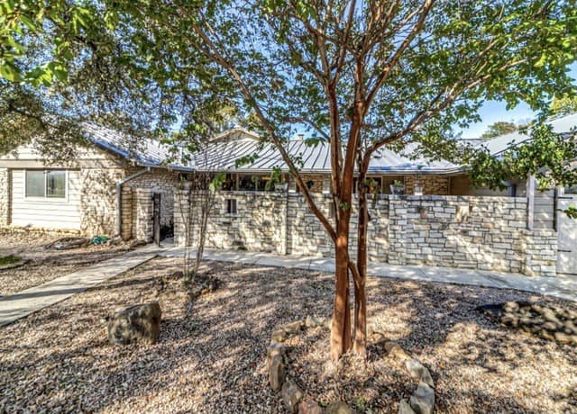 4-bedroom rental at 310 Oak Park in Boerne, TX — photo 3