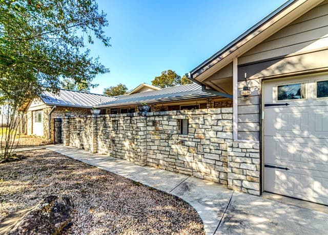 4-bedroom rental at 310 Oak Park in Boerne, TX — photo 5