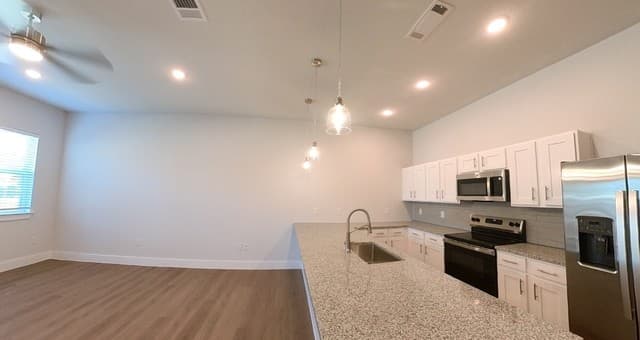 2-bedroom rental at 330 E Carson Unit 3103 in San Antonio, TX — photo 2
