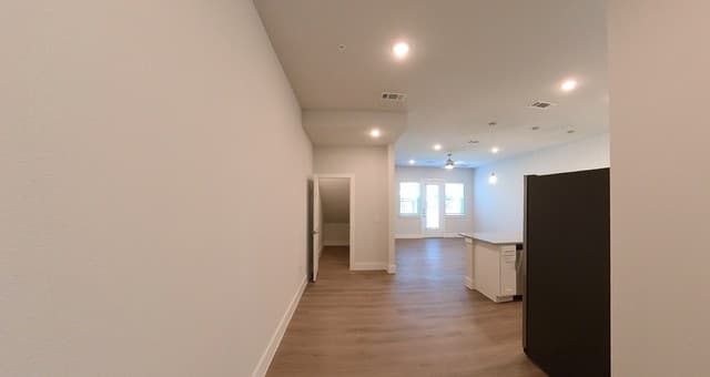 2-bedroom rental at 330 E Carson Unit 3103 in San Antonio, TX — photo 3