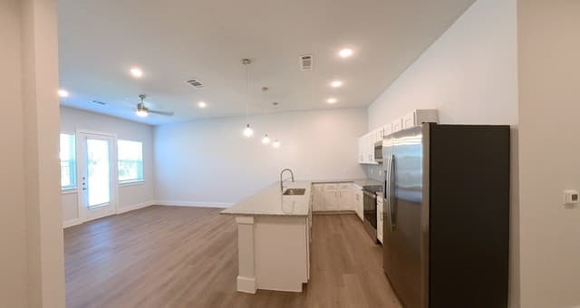 2-bedroom rental at 330 E Carson Unit 3103 in San Antonio, TX — photo 4