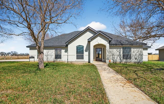 3-bedroom rental at 1768 Stonehaven in Pleasanton, TX — photo 1