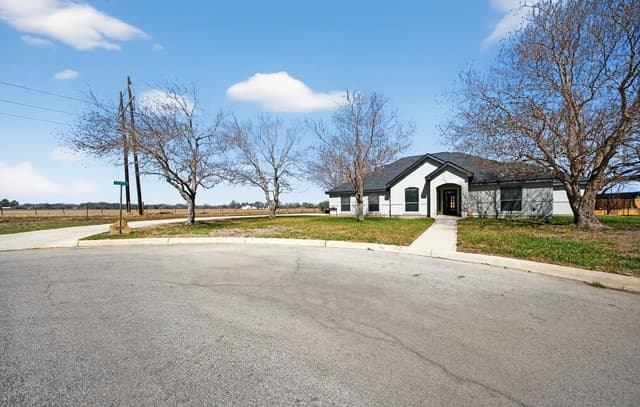 3-bedroom rental at 1768 Stonehaven in Pleasanton, TX — photo 3