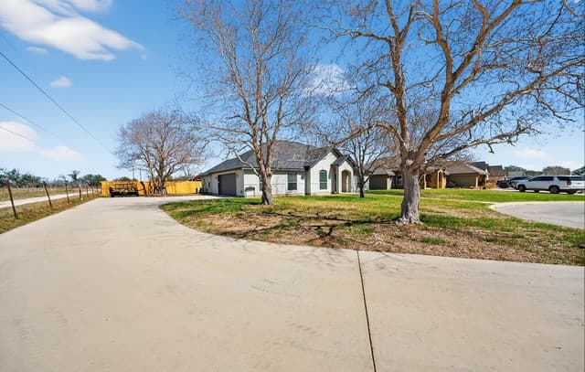 3-bedroom rental at 1768 Stonehaven in Pleasanton, TX — photo 5
