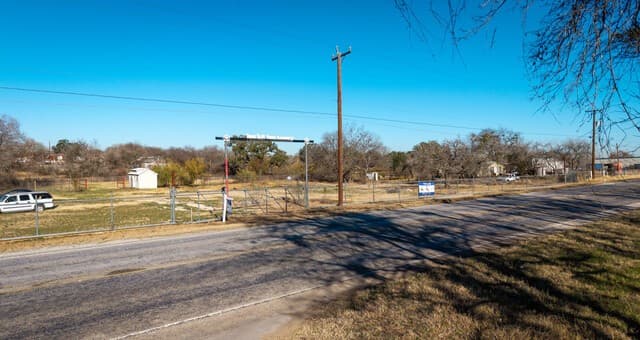 rental at 5609 N Fm 3465 in Adkins, TX — photo 2