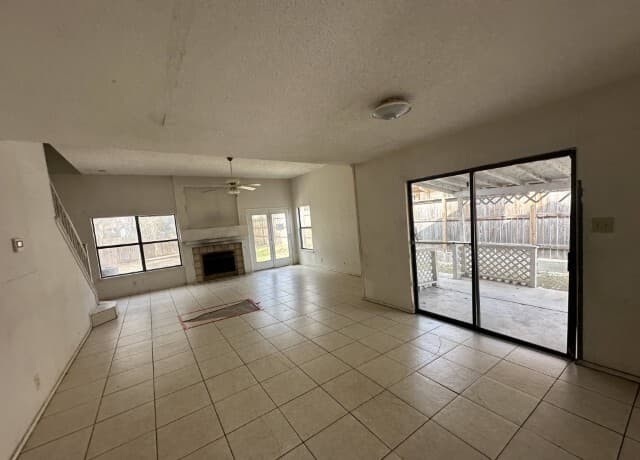 4-bedroom rental at 9147 Autumn Storm in San Antonio, TX — photo 3