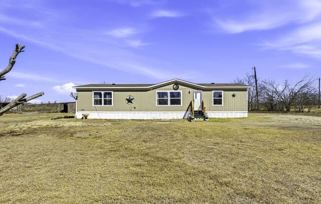 3-bedroom rental at 393 W County Road 5719 in Devine, TX — photo 2