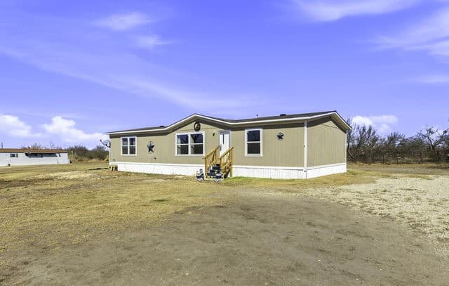 3-bedroom rental at 393 W County Road 5719 in Devine, TX — photo 3