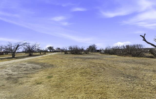 3-bedroom rental at 393 W County Road 5719 in Devine, TX — photo 4