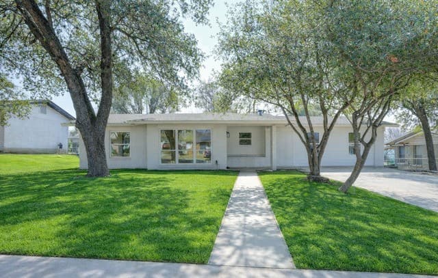 4-bedroom rental at 322 E Rampart Dr in San Antonio, TX — photo 1
