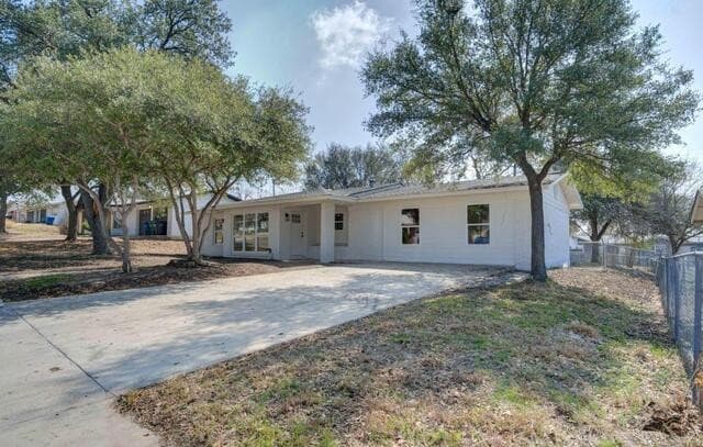 4-bedroom rental at 322 E Rampart Dr in San Antonio, TX — photo 3