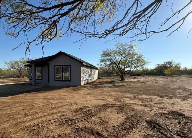 3-bedroom rental at 1450 Corgey Rd. in Pleasanton, TX — photo 2