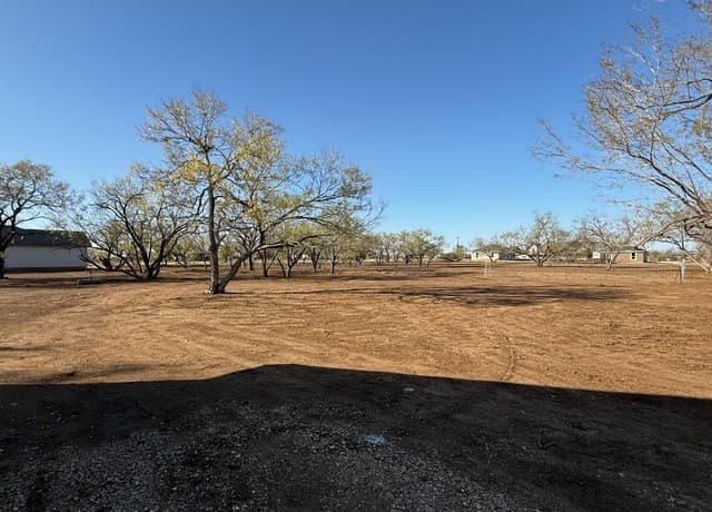 3-bedroom rental at 1450 Corgey Rd. in Pleasanton, TX — photo 4