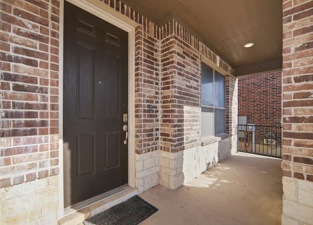 4-bedroom rental at 4431 Oak Roset in San Antonio, TX — photo 3