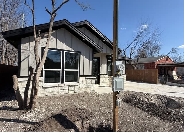 3-bedroom rental at 810 S San Eduardo Ave. in San Antonio, TX — photo 3