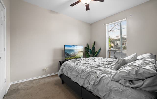5-bedroom rental at 8502 Sarasota Woods in San Antonio, TX — photo 4