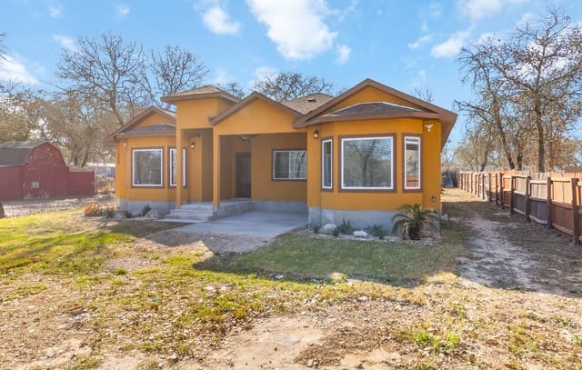 4-bedroom rental at 3938 New Mathis in Elmendorf, TX — photo 4
