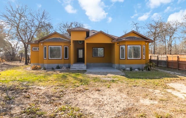 4-bedroom rental at 3938 New Mathis in Elmendorf, TX — photo 5